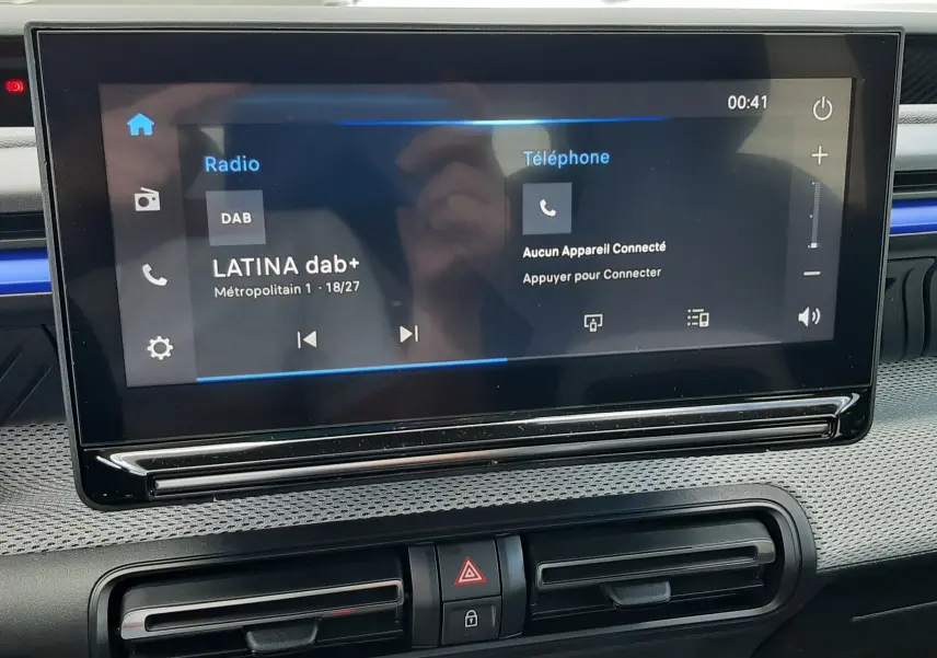 Écran tactile central de la Citroën C3 Turbo 100ch Plus 2026, affichant radio DAB et menu téléphone, intérieur noir.