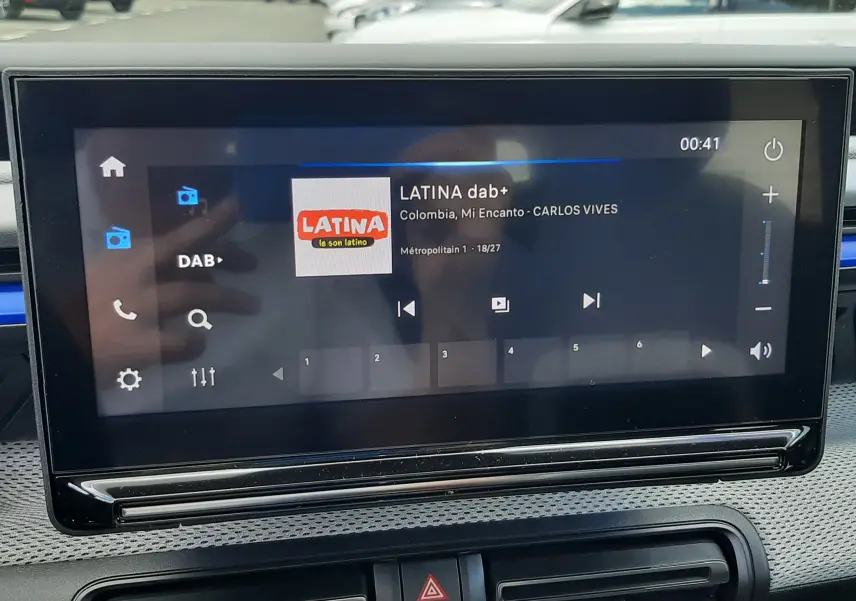 Écran tactile central du tableau de bord de la Citroën C3 Turbo 100ch Plus avec interface radio DAB affichée.