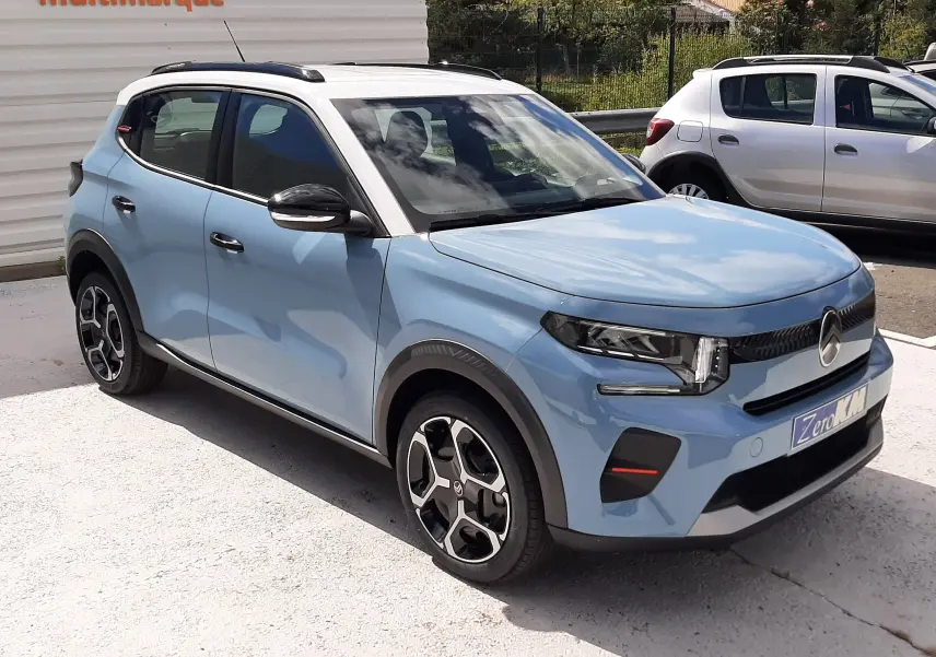 Vue 3/4 avant d'une Citroën C3 Turbo 100ch Plus bleu Monte Carlo avec toit blanc et jantes stylisées.