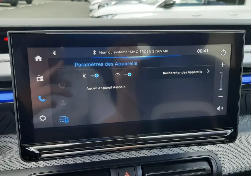 Écran tactile central du tableau de bord de la Citroën C3 Turbo 100ch Plus, intérieur noir avec détails bleus.