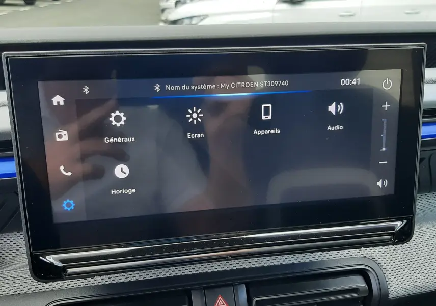 Écran tactile central de la Citroën C3 Turbo 100ch Plus 2026, affichant les réglages généraux et audio, intérieur noir.