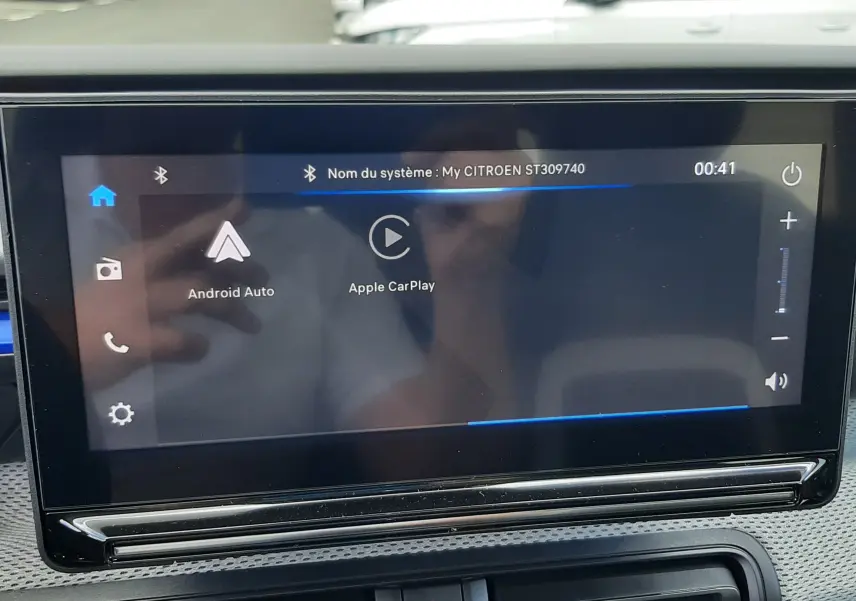 Écran tactile central du tableau de bord de la Citroën C3 Turbo 100ch Plus, avec interface Android Auto et Apple CarPlay visible.
