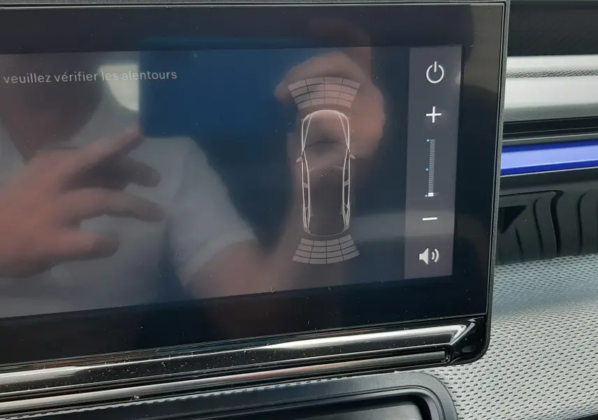 Écran central affichant l'aide au stationnement d'une Citroën C3 Turbo 100ch Plus 2026, intérieur noir avec bandeau bleu.
