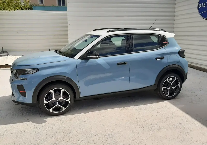 Citroën C3 Turbo 100ch Plus bleu Monte Carlo avec toit blanc, vue de profil côté gauche, roues distinctives noires et argent.