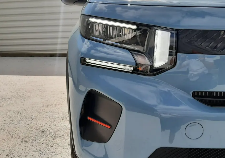 Gros plan sur l'avant gauche de la Citroën C3 Turbo 100ch Plus 2026 en bleu Monte Carlo avec feux LED et détail noir mat.