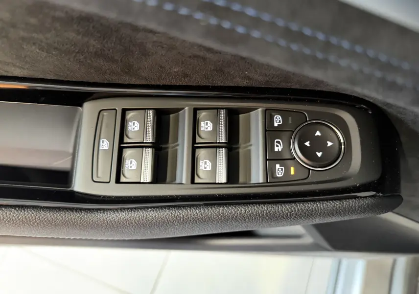 Gros plan sur les commandes des vitres électriques et des rétroviseurs côté conducteur du Renault Austral E-Tech 200 Esprit Alpine.