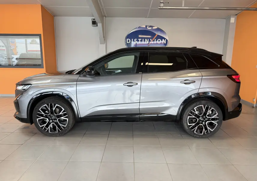 Vue latérale droite du Renault Austral E-Tech 200 Esprit Alpine gris schiste avec toit noir et jantes 20 pouces en alliage.