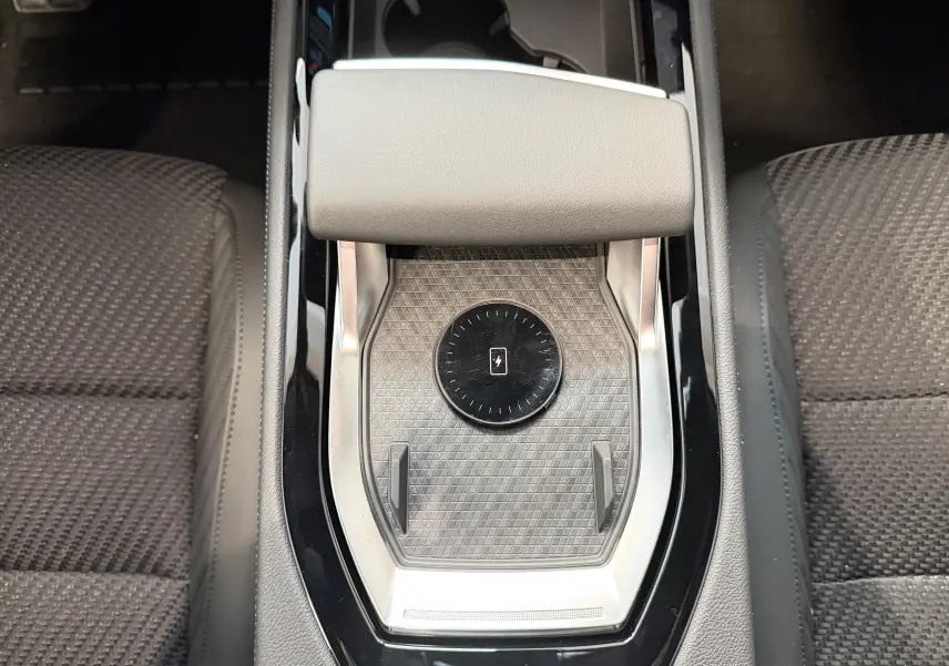Vue plongeante sur la console centrale noire du Renault Austral E-Tech 200 Esprit Alpine avec tapis de recharge sans fil.