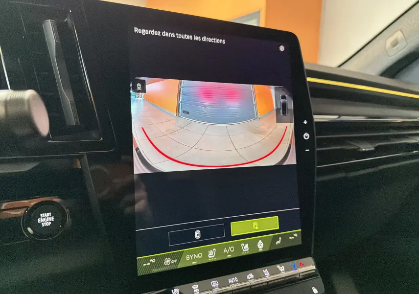 Vue intérieure du tableau de bord du Renault Austral E-Tech 200 Esprit Alpine, écran tactile affichant la caméra de recul.
