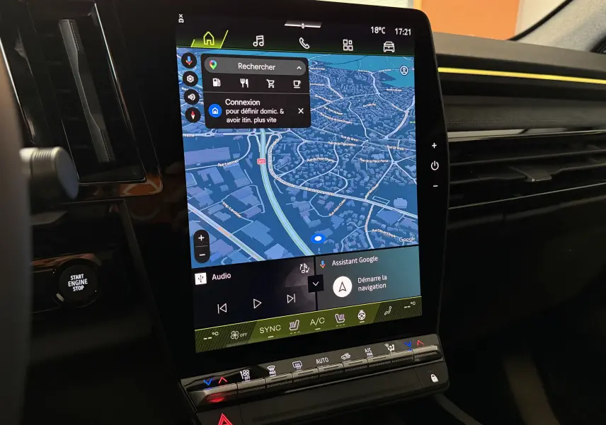 Vue rapprochée de l’écran tactile central du Renault Austral E-Tech 200 Esprit Alpine avec navigation affichée.