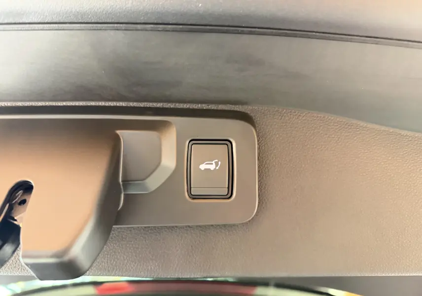 Bouton d'ouverture électrique du hayon sur la garniture intérieure d'un Renault Austral E-Tech 200 Esprit Alpine.
