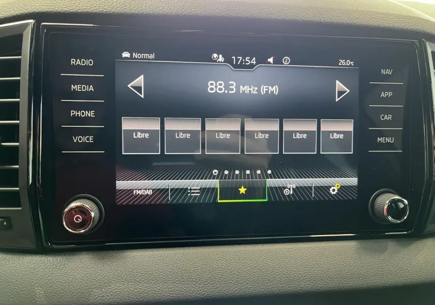 Écran tactile central du Skoda Karoq 2025 affichant la radio FM 88.3 MHz avec commandes latérales visibles