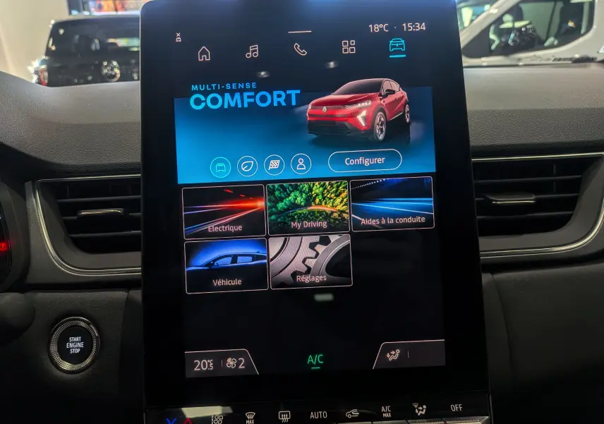 Écran tactile central du tableau de bord du Renault Captur E-TECH rouge Flamme avec affichage du mode Confort.