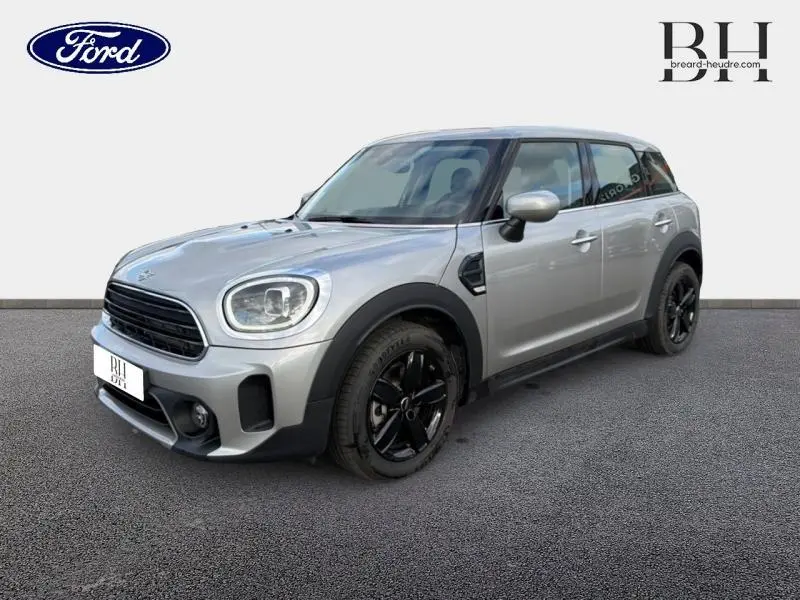 Vue 3/4 avant droit d'une MINI COUNTRYMAN 2023 Melting Silver III avec jantes noires et calandre chromée.