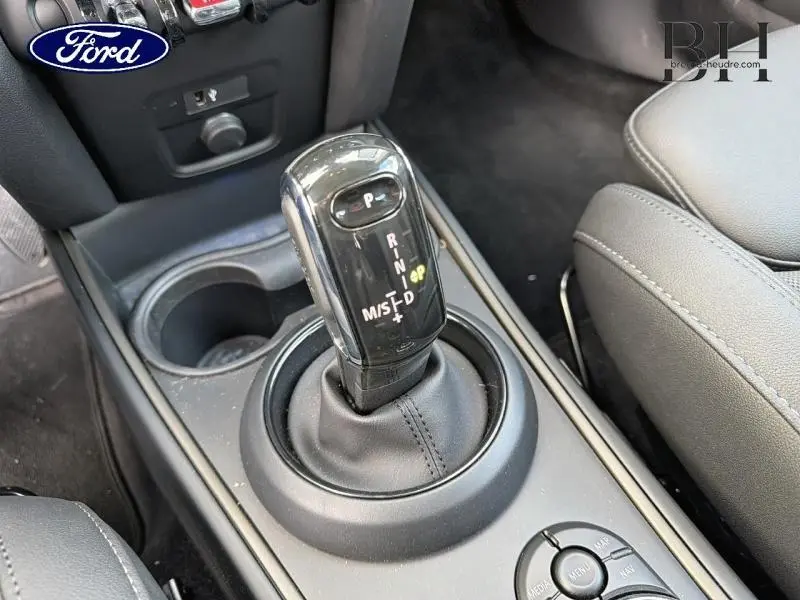 Le levier de vitesses automatique en gros plan dans l'habitacle gris d'une MINI Countryman Melting Silver III.