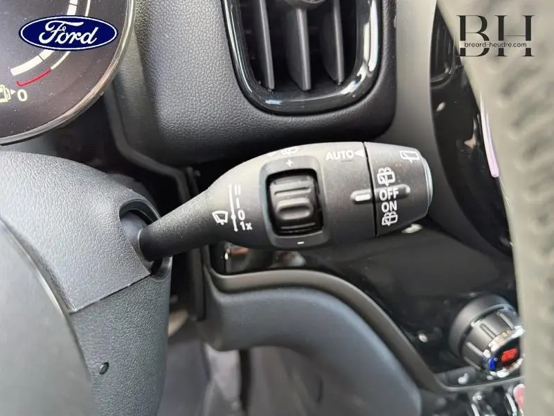 Gros plan sur la commande des essuie-glaces noire dans l'habitacle d'une MINI COUNTRYMAN Melting Silver III 2023.