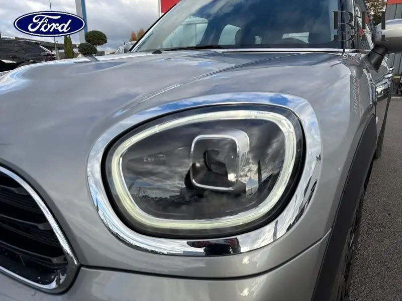 Gros plan sur le phare avant droit du MINI COUNTRYMAN 2023 en Melting Silver III avec contour chromé visible
