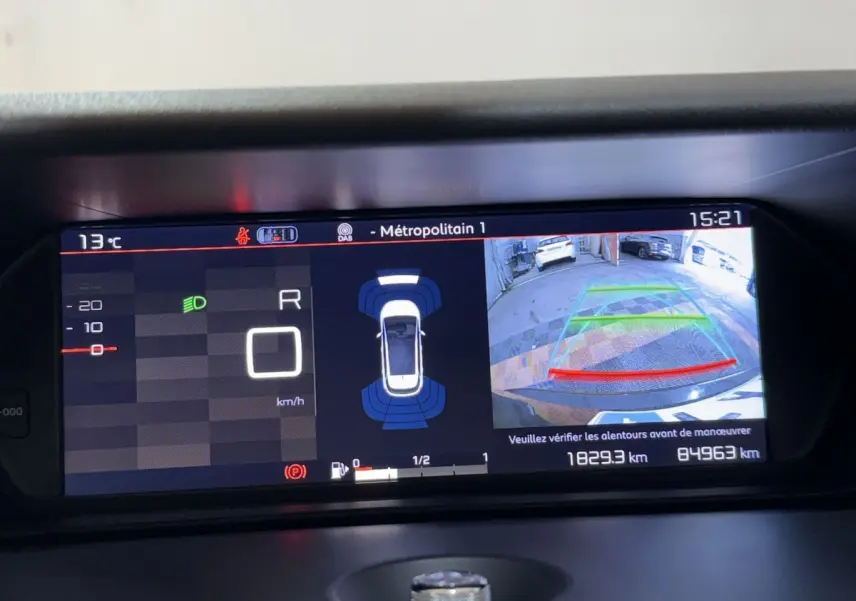 Affichage numérique du tableau de bord du Citroën C4 Spacetourer noir, vue en gros plan sur caméra de recul et indicateurs.