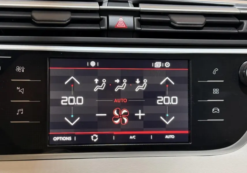 Écran tactile central de la climatisation affichant 20°C en mode automatique dans un Citroën C4 Spacetourer noir.