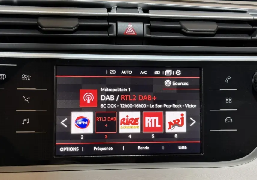 Écran tactile central du tableau de bord de la Citroën C4 Spacetourer 2020, affichant les stations radio numériques.