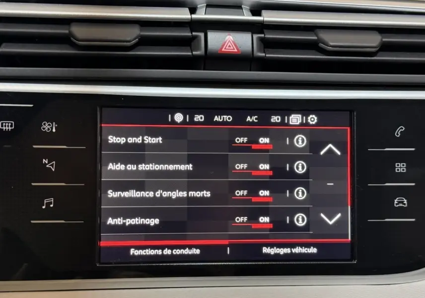 Écran tactile central du tableau de bord du Citroën C4 Spacetourer noir, affichant les réglages d’aides à la conduite.