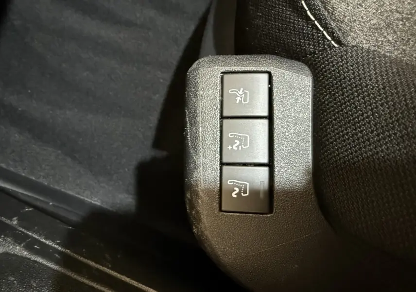 Gros plan sur les boutons de réglage des sièges arrière du Citroën C4 Spacetourer noir, détail intérieur côté droit.