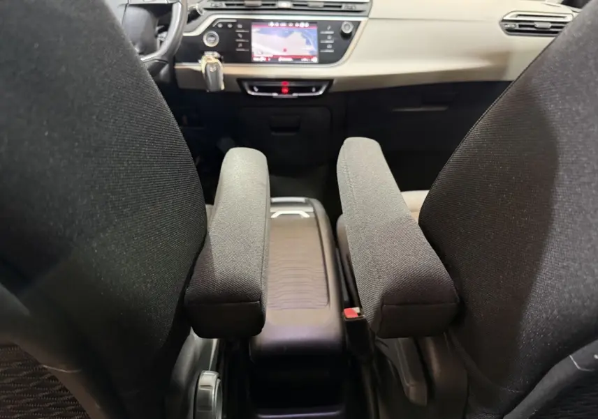 Vue intérieure avant centrée sur les accoudoirs entre les sièges noirs du Citroën C4 Spacetourer 2020.