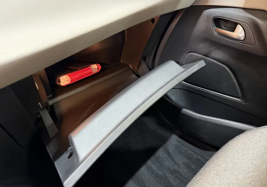 Gant de boîte à gants ouvert côté passager, intérieur noir et beige du Citroën C4 Spacetourer 2020.