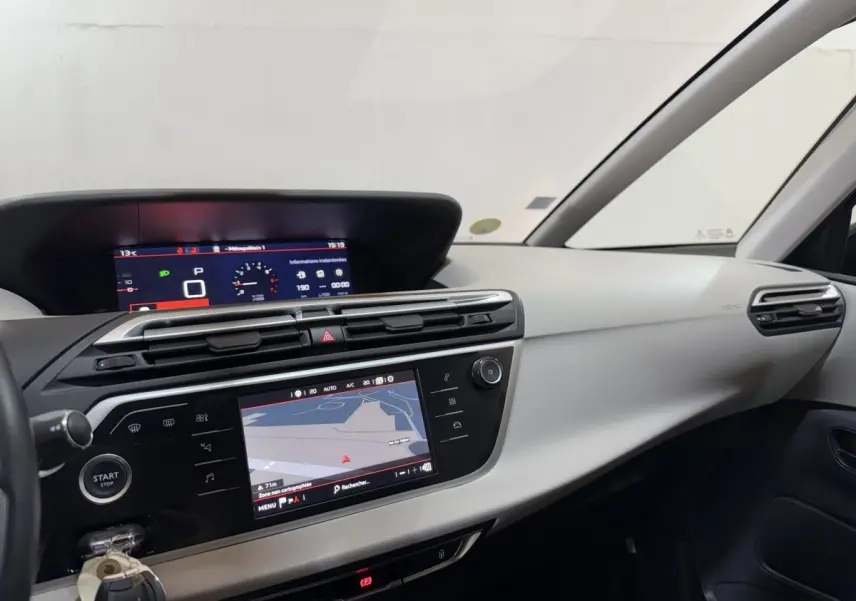 Vue intérieure du tableau de bord de la Citroën C4 Spacetourer noir, avec écran tactile central et affichage numérique.