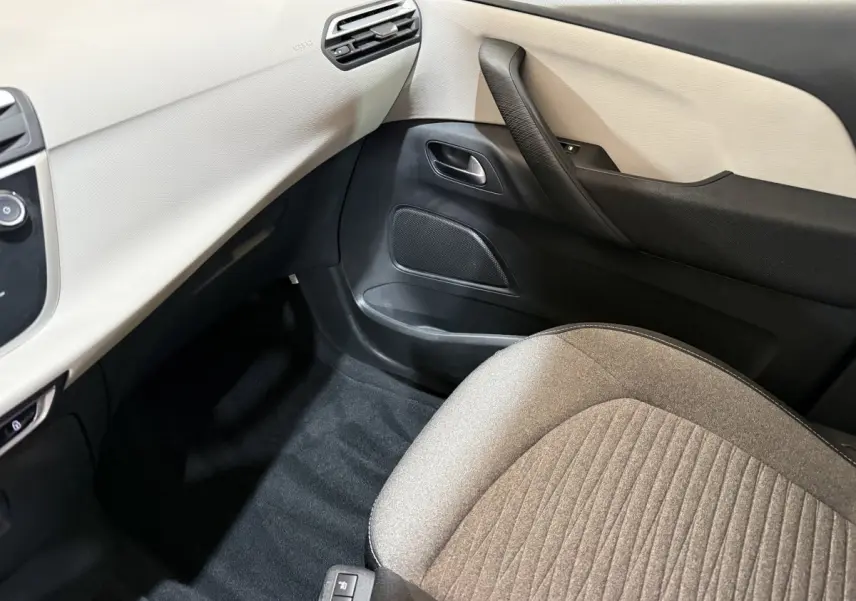 Vue intérieure côté passager avant du Citroën C4 Spacetourer 2020, avec siège beige et tableau de bord clair.