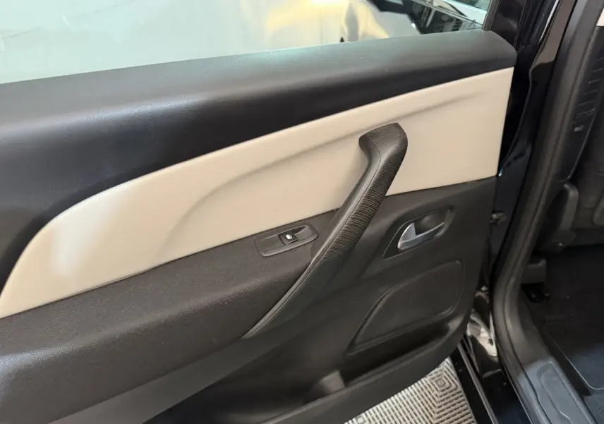 Vue intérieure côté gauche de la porte arrière noire du Citroën C4 Spacetourer 2020 avec habillage bicolore beige et noir.