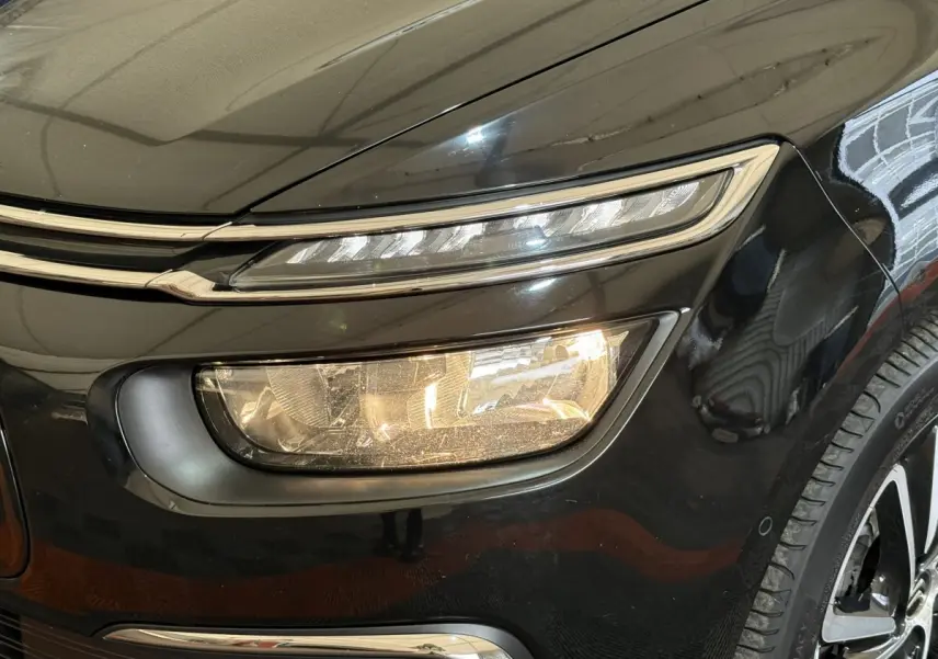 Gros plan sur le phare avant droit noir brillant du Citroën C4 Spacetourer 2020 avec feux LED et jante alliage visible.
