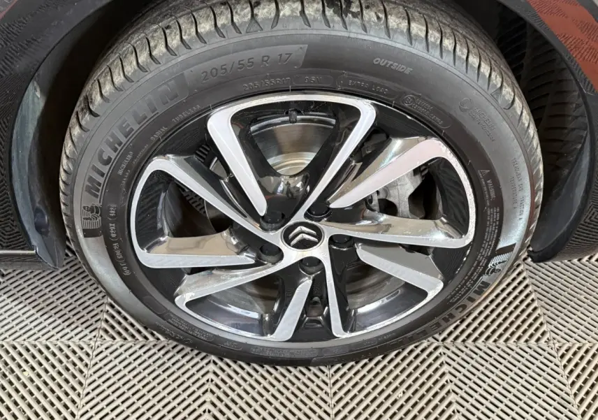 Gros plan sur la jante alliage bicolore et pneu Michelin d'une Citroën C4 Spacetourer noire, vue de côté.
