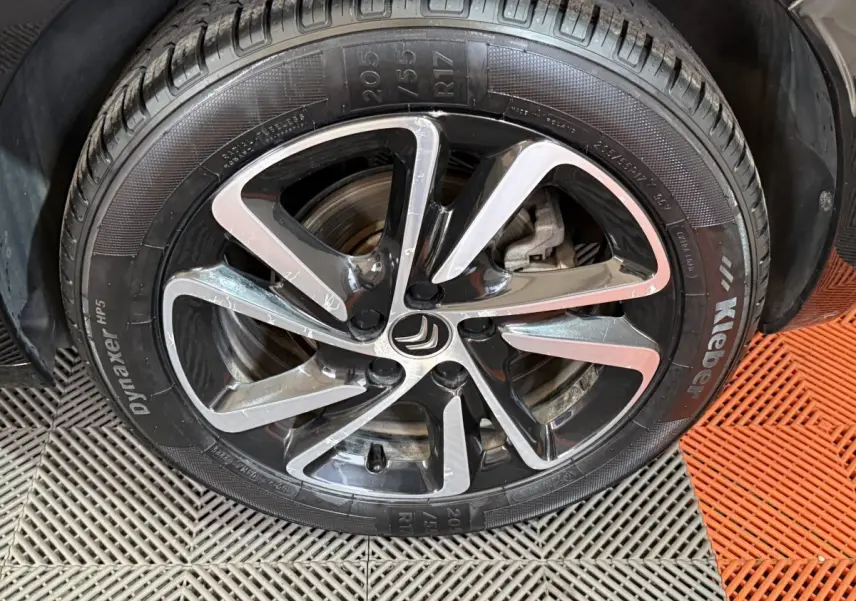 Gros plan sur la jante alliage noire et argentée de la Citroën C4 Spacetourer 2020 avec pneu Kleber sur sol bicolore.