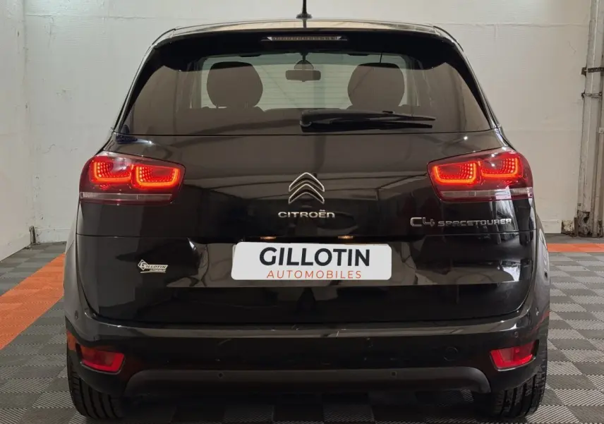 Vue arrière d'un Citroën C4 Spacetourer noir 2020 avec feux LED allumés dans un garage.
