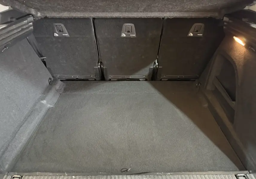 Coffre noir du Citroën C4 Spacetourer 2020 avec sièges arrière individuels rabattus et éclairage latéral.