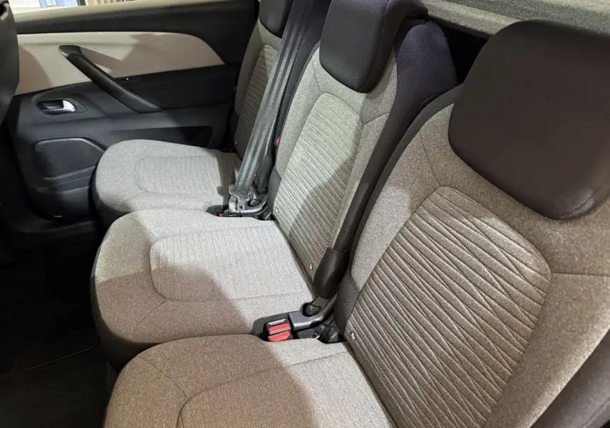 Vue de côté droit sur les sièges arrière gris tissu du Citroën C4 Spacetourer 2020 noir, avec ceintures et appuie-têtes.