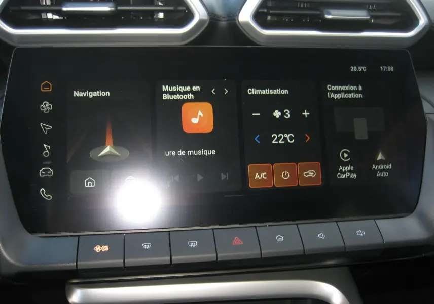 Écran tactile central du tableau de bord du MG ZS blanc 2026, affichant navigation, musique Bluetooth et climatisation.