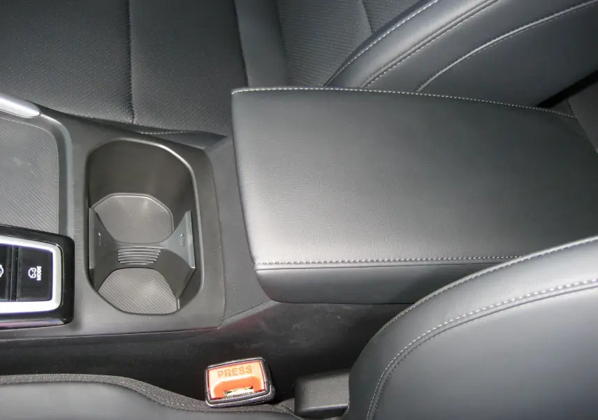 Gros plan sur la console centrale et accoudoir en cuir noir du MG ZS 1.5 HYBRID+197 LUXURY 2026.