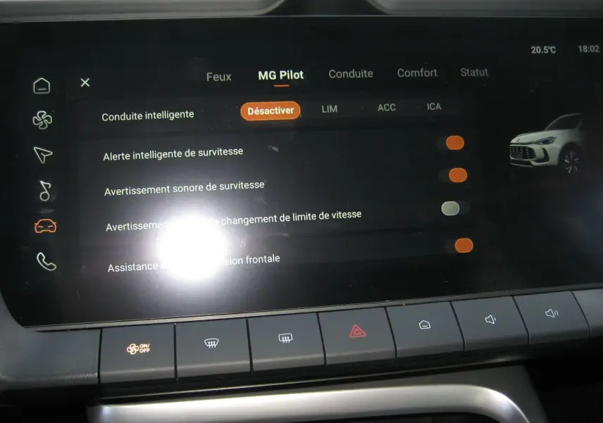 Écran tactile intérieur du MG ZS 1.5 HYBRID+197 LUXURY montrant les options d'assistance à la conduite.