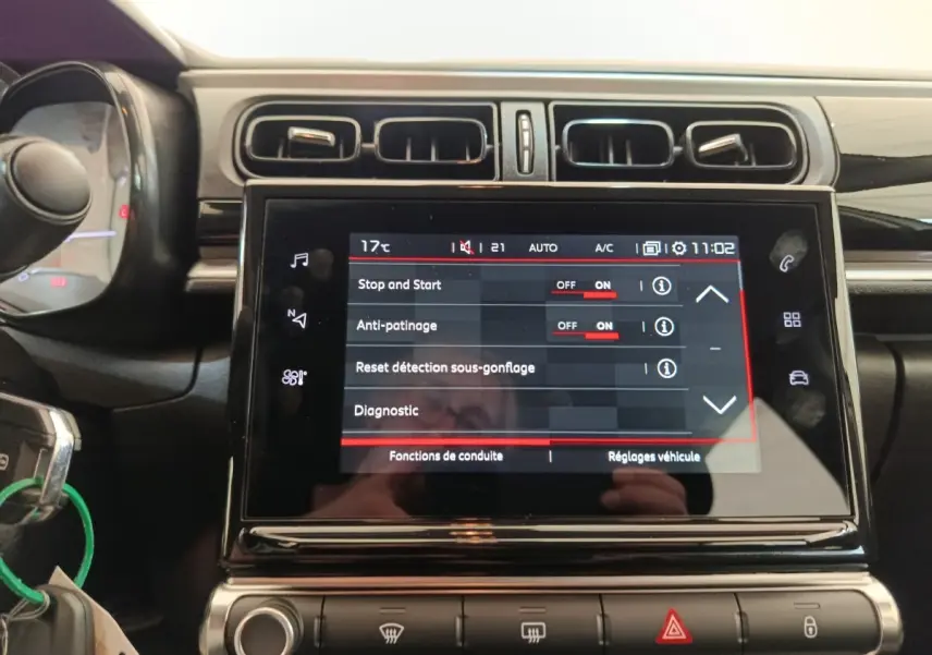 Écran tactile central affichant les réglages de conduite dans l’habitacle noir d’une Citroën C3 blanche.