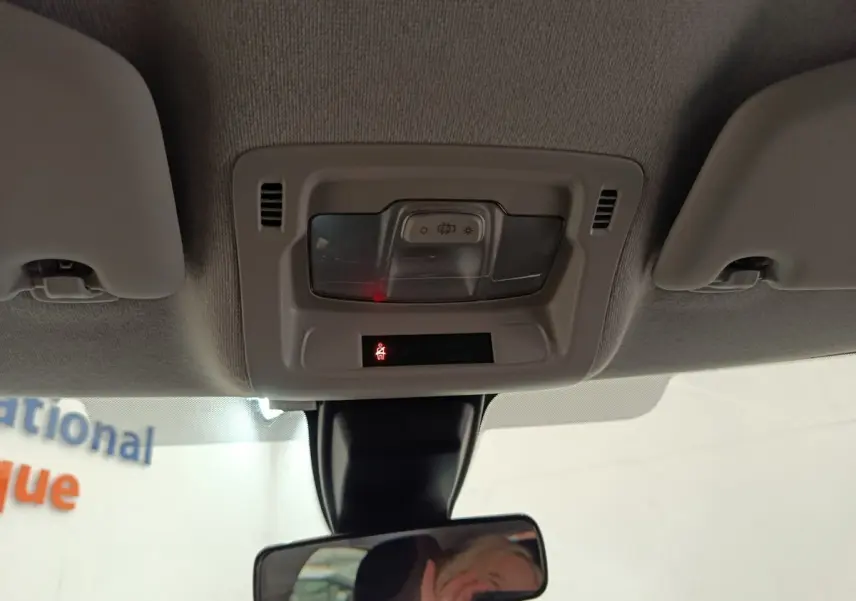 Vue intérieure du plafonnier et du rétroviseur central de la Citroën C3, avec témoin de ceinture allumé.