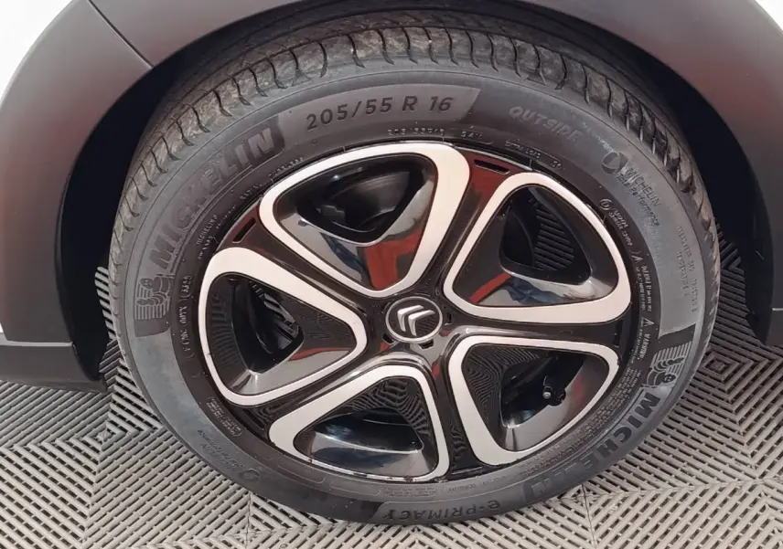 Gros plan sur la roue avant gauche de la Citroën C3 blanche, jante alliage noire et argentée avec pneu Michelin.