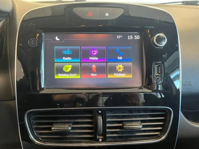 Écran tactile central couleur avec menus radio, média, téléphone et navigation sur tableau de bord noir Renault Clio Estate 2019