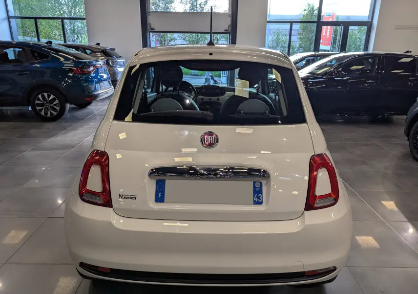 Vue arrière d'une Fiat 500 blanc Bossanova 2018 dans un showroom, avec logo et plaque d'immatriculation visibles.