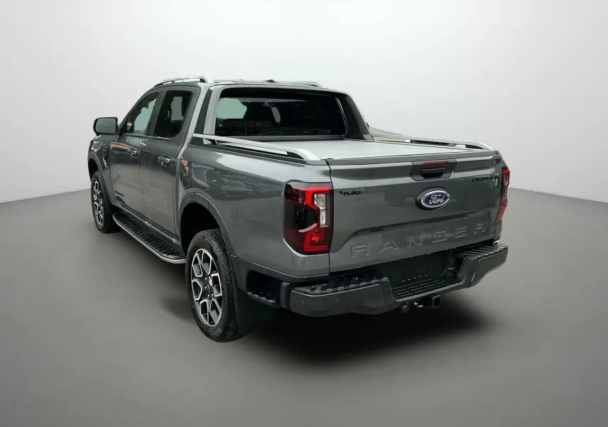 Ford Ranger 2025 gris carbone en vue 3/4 arrière droit avec benne couverte et jantes spécifiques Wildtrak Plus.