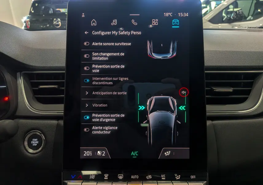 Écran tactile central du Renault Captur E-TECH 2025 affichant les options d'aide à la conduite dans un intérieur noir.