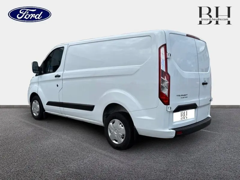 Fourgon Ford Transit Custom blanc glacier vu en 3/4 arrière droit, avec portes battantes et porte latérale.