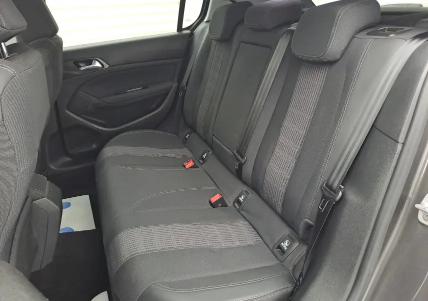 Vue intérieure côté droit des sièges arrière noirs en tissu de la Peugeot 308 gris 2019, version 1.5 BlueHDi Allure.