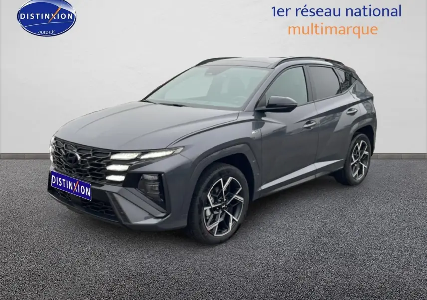 Hyundai Tucson 2025 gris ecotronique en 3/4 avant droit avec calandre N Line et jantes alliage 19 pouces.